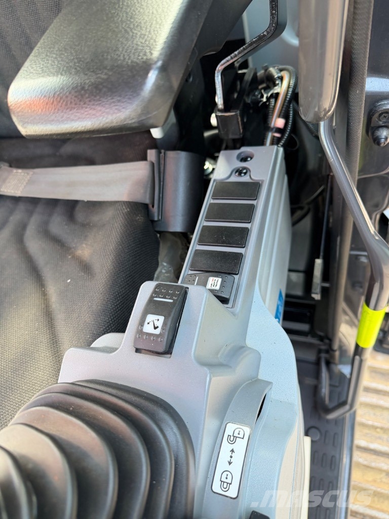 Hitachi ZX 135 US-7 Bageri gusjeničari