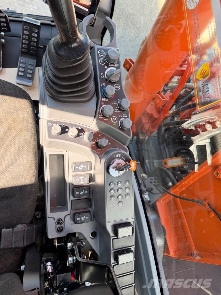 Hitachi ZX 135 US-7 Bageri gusjeničari