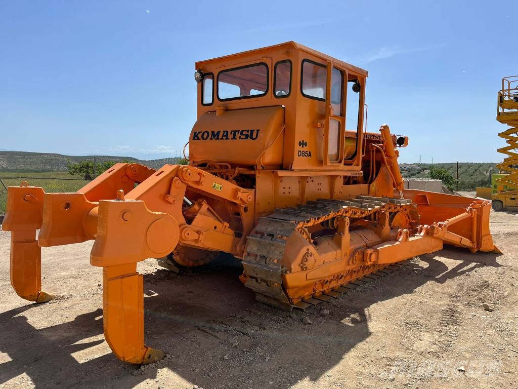 Komatsu D 85 A-12 Buldozer sobre oruga