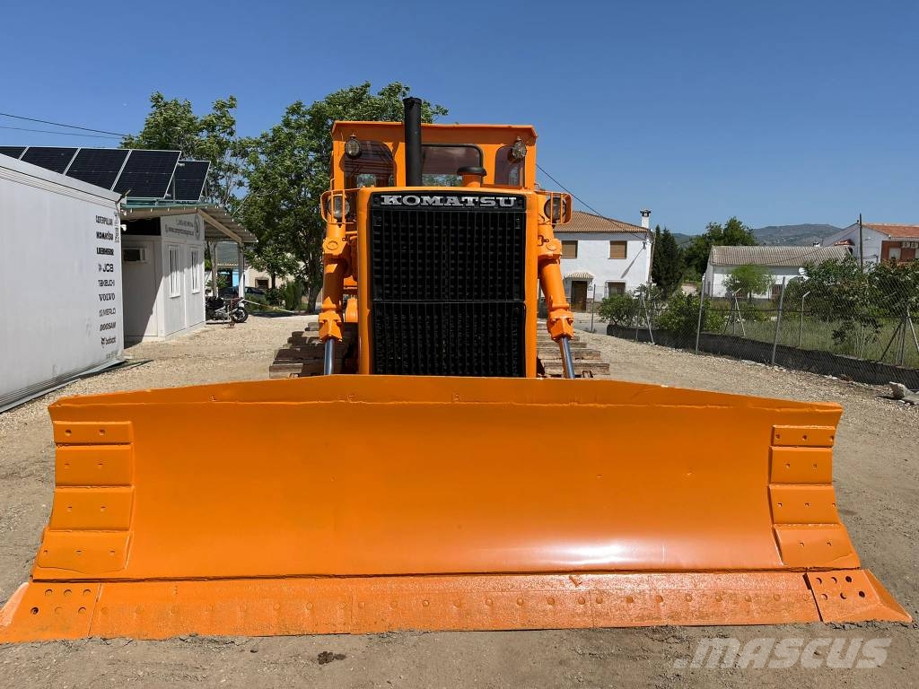 Komatsu D 85 A-12 Buldozer sobre oruga