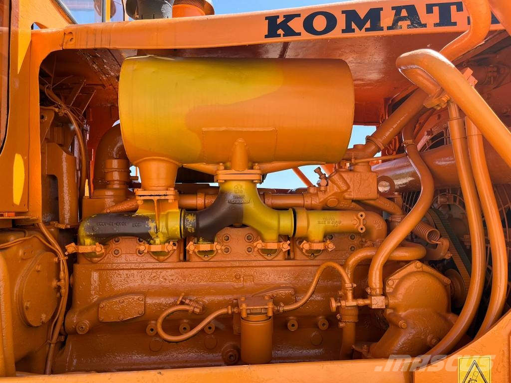 Komatsu D 85 A-12 Buldozer sobre oruga