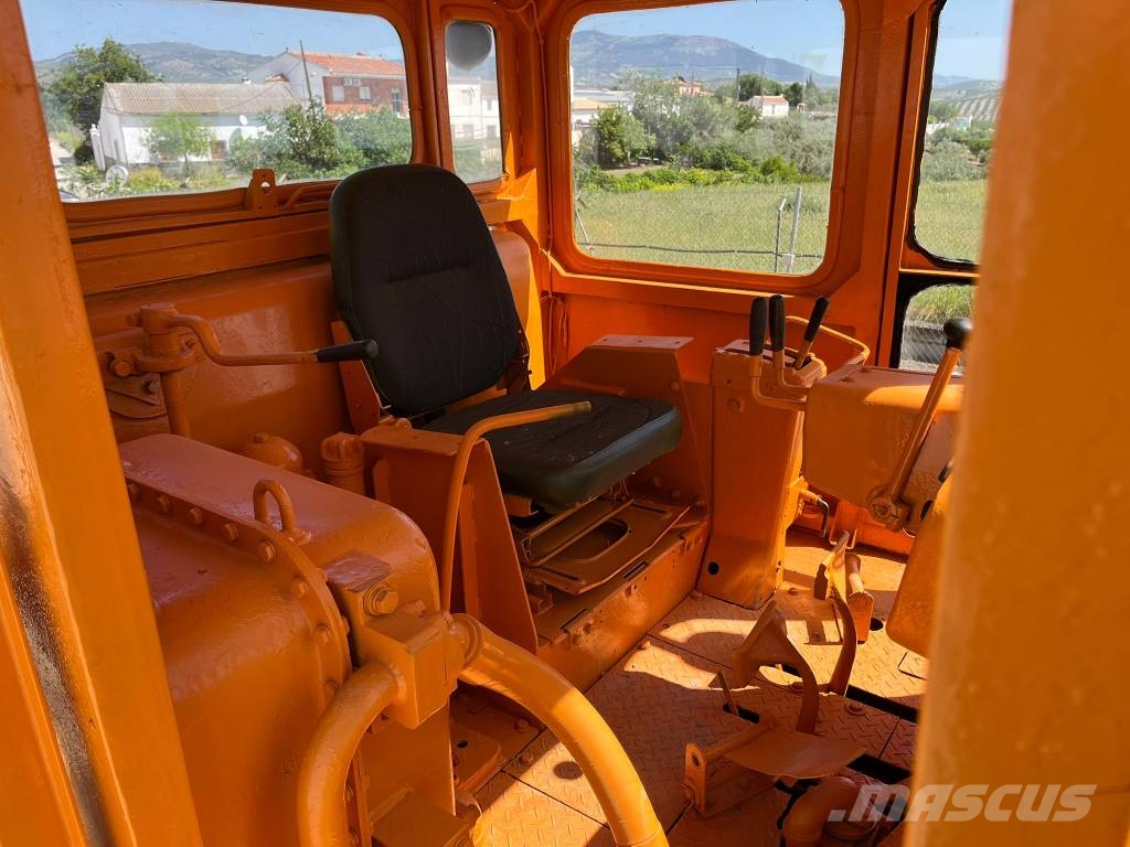 Komatsu D 85 A-12 Buldozer sobre oruga