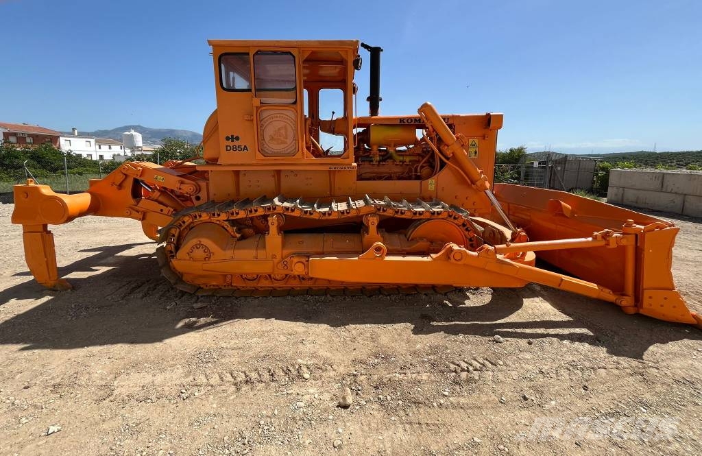Komatsu D 85 A-12 Buldozer sobre oruga