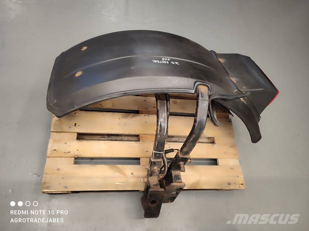 JCB FASTRAC 155 Rear Fender JCB FASTRAC 155 Vezetőfülke és belső tartozékok