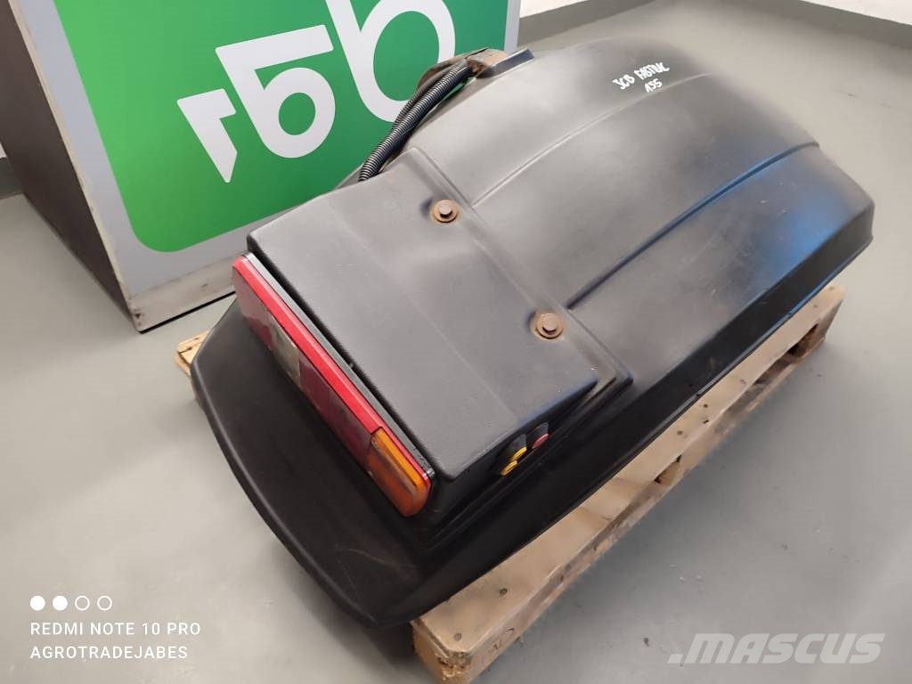 JCB FASTRAC 155 Rear Fender JCB FASTRAC 155 Vezetőfülke és belső tartozékok
