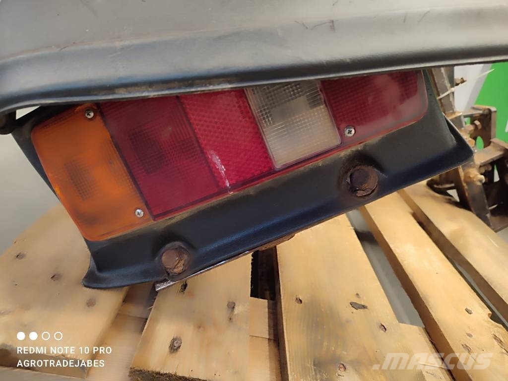 JCB FASTRAC 155 Rear Fender JCB FASTRAC 155 Vezetőfülke és belső tartozékok