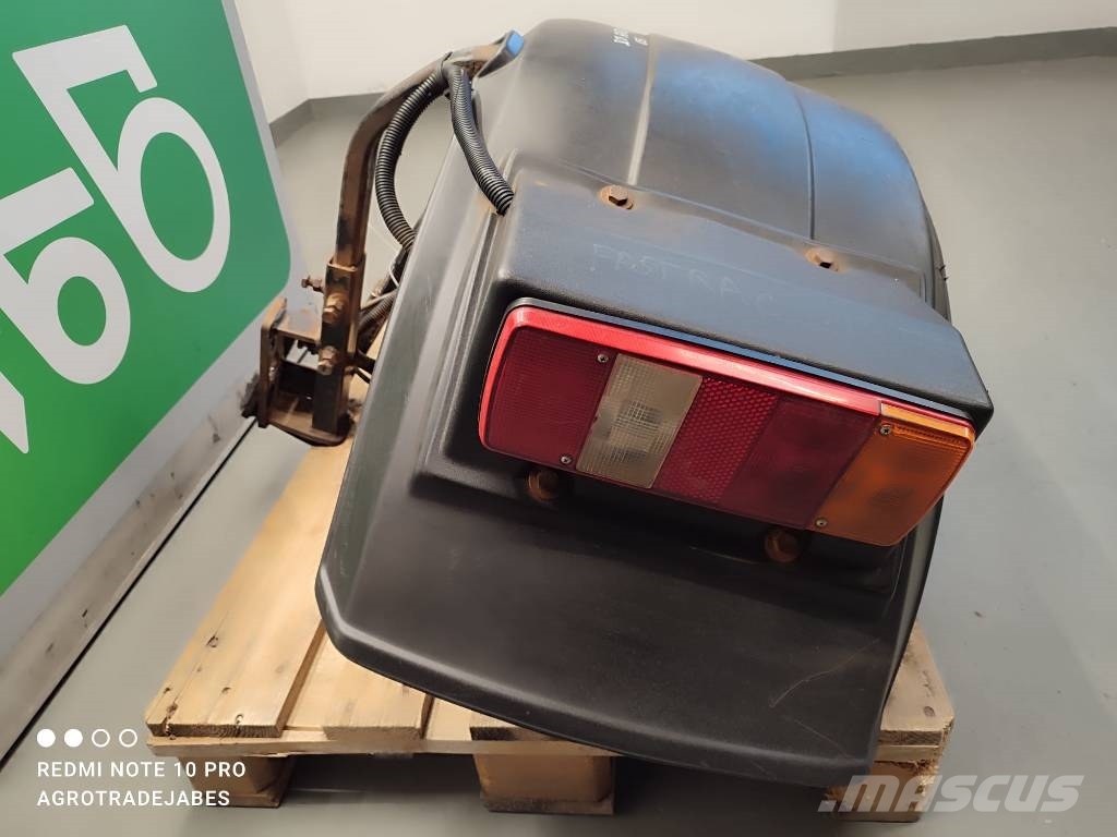 JCB FASTRAC 155 Rear Fender JCB FASTRAC 155 Vezetőfülke és belső tartozékok