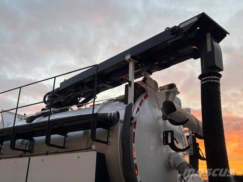 Mercedes-Benz Arocs 3243 Vac-Con Vacuum Truck شاحنات أخرى