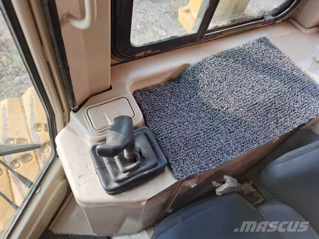 CAT D 5 M 履帶推土機