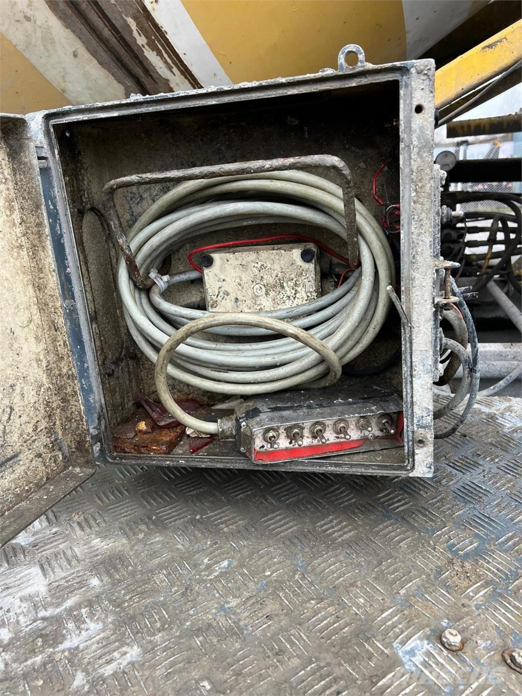 Volvo FM12 8X4 混凝土搅拌车
