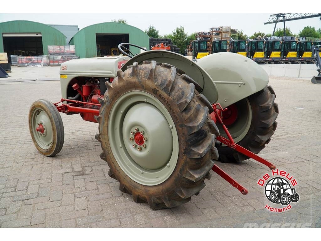 Ford Dearborn الجرارات