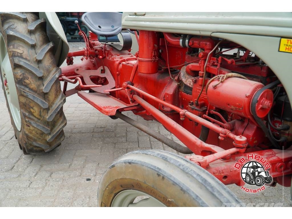 Ford Dearborn الجرارات
