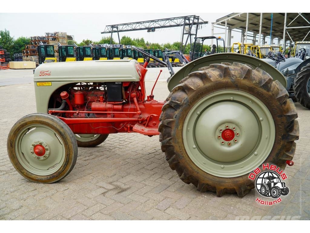 Ford Dearborn الجرارات