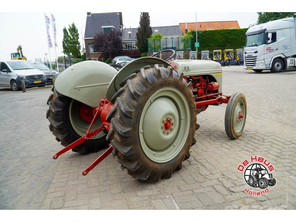Ford Dearborn الجرارات