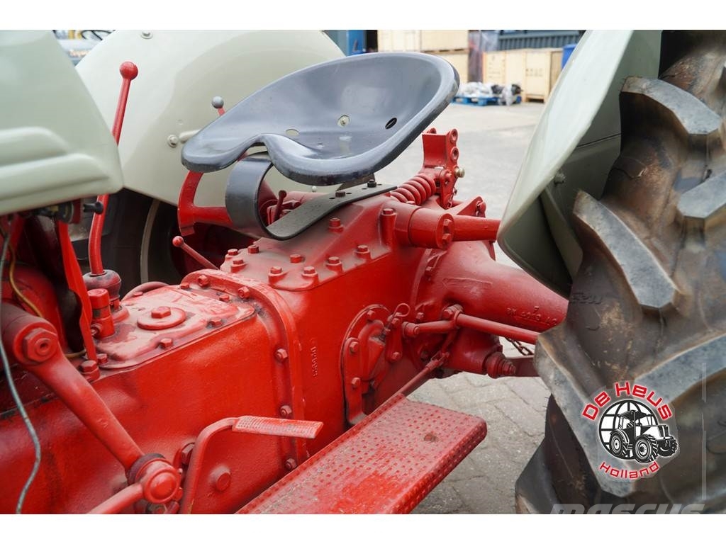 Ford Dearborn الجرارات