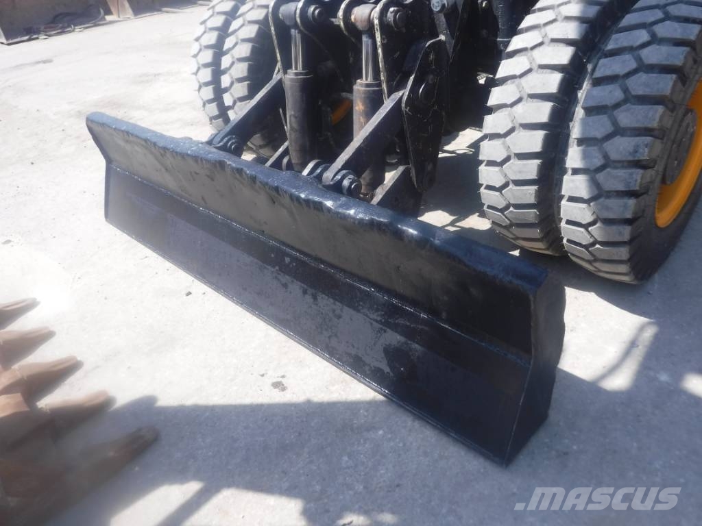 JCB JS 145 W + Excavadoras de ruedas