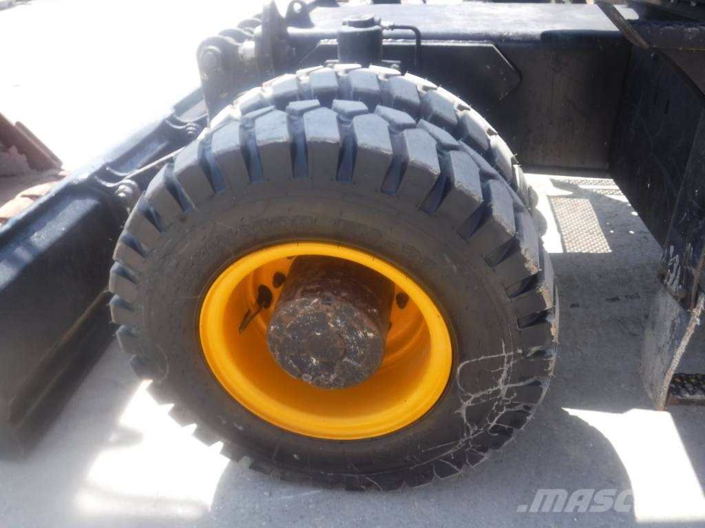 JCB JS 145 W + Excavadoras de ruedas
