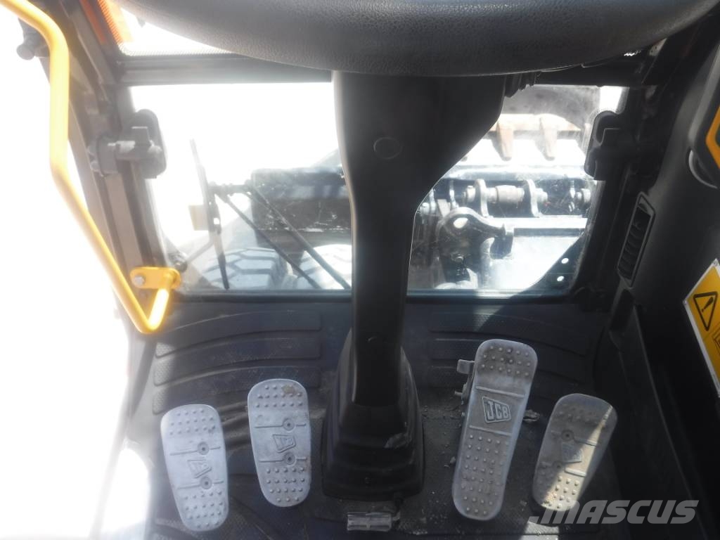 JCB JS 145 W + Excavadoras de ruedas