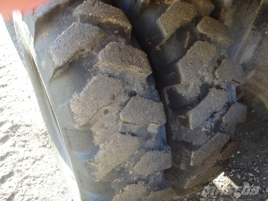 Hitachi ZX 140 W-3 kallistajalla 휠 굴삭기