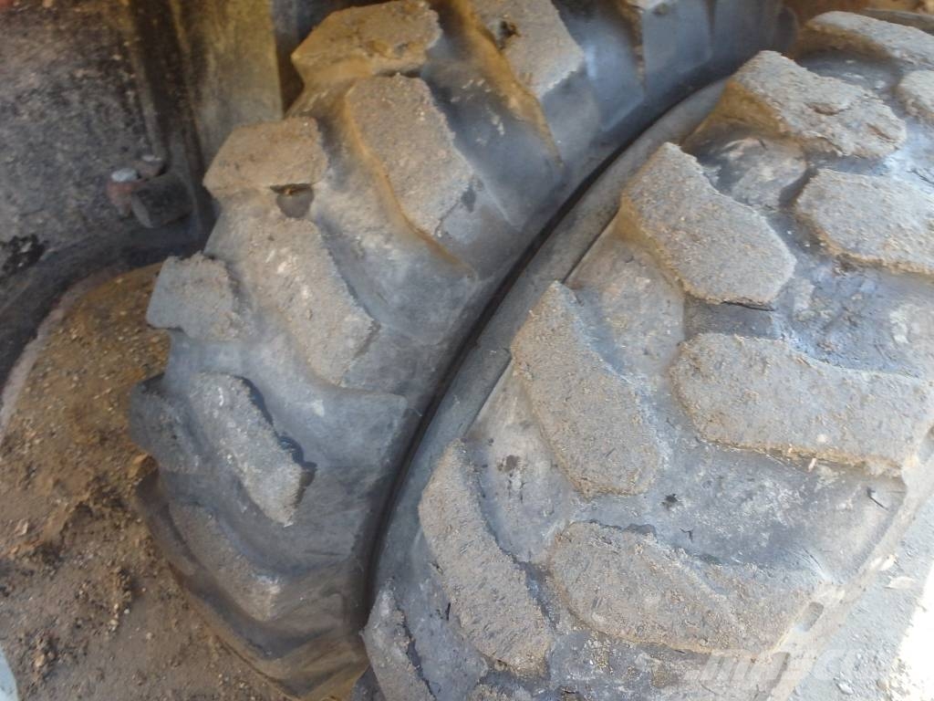 Hitachi ZX 140 W-3 kallistajalla 휠 굴삭기