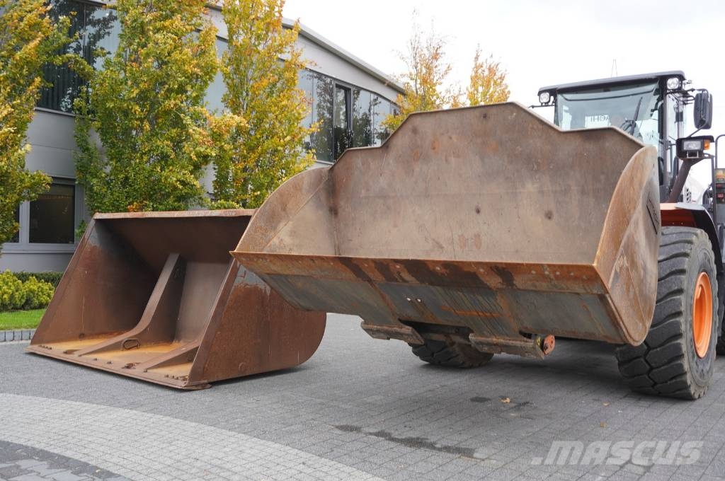 Hitachi ZW220 articulated loader / 2 buckets Φορτωτές με λάστιχα (Τροχοφόροι)