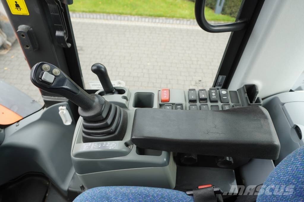 Hitachi ZW220 articulated loader / 2 buckets Φορτωτές με λάστιχα (Τροχοφόροι)