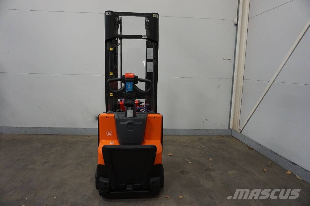 Toyota SWE120L Колички високоповдигачи с теглич
