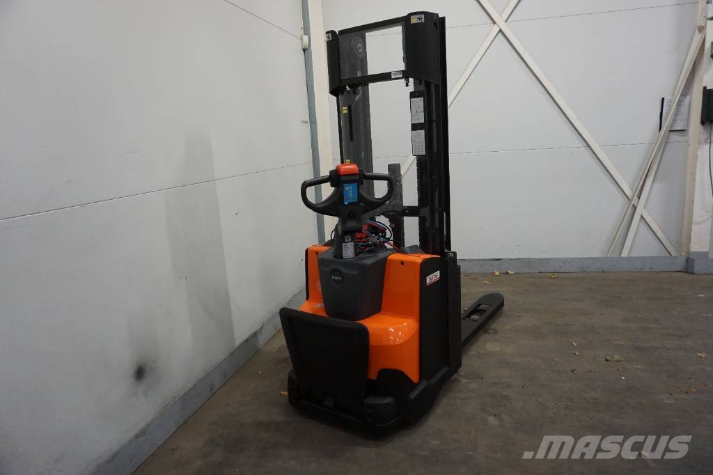 Toyota SWE120L Колички високоповдигачи с теглич