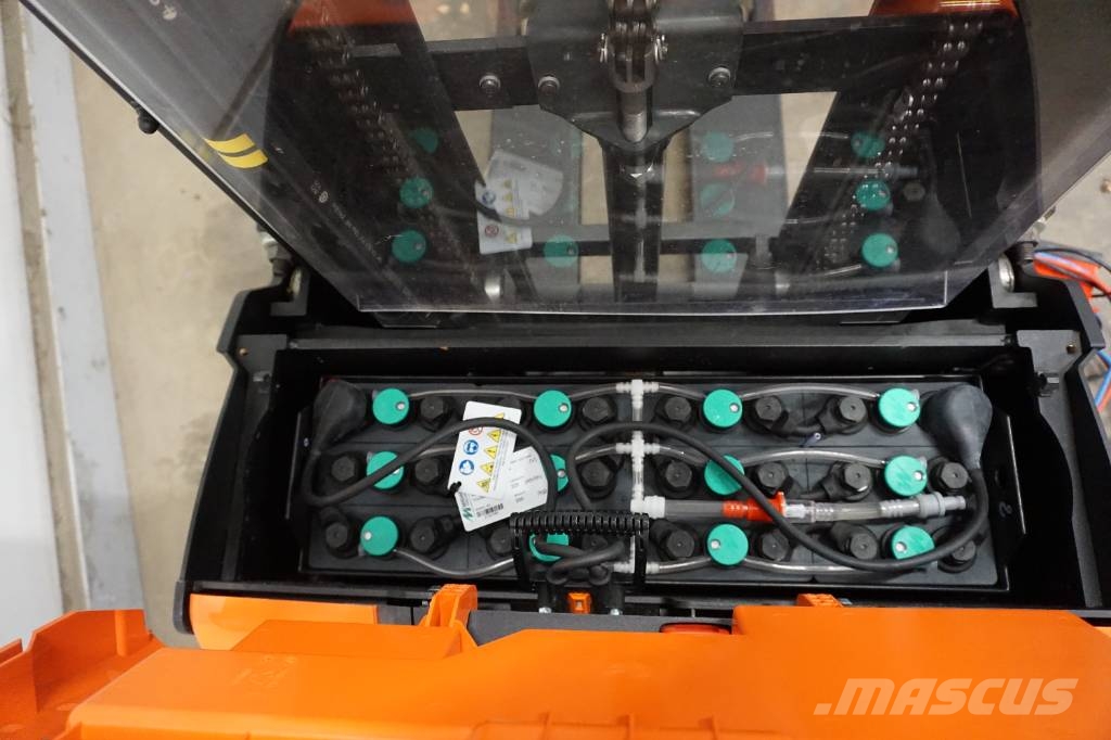 Toyota SWE120L Колички високоповдигачи с теглич