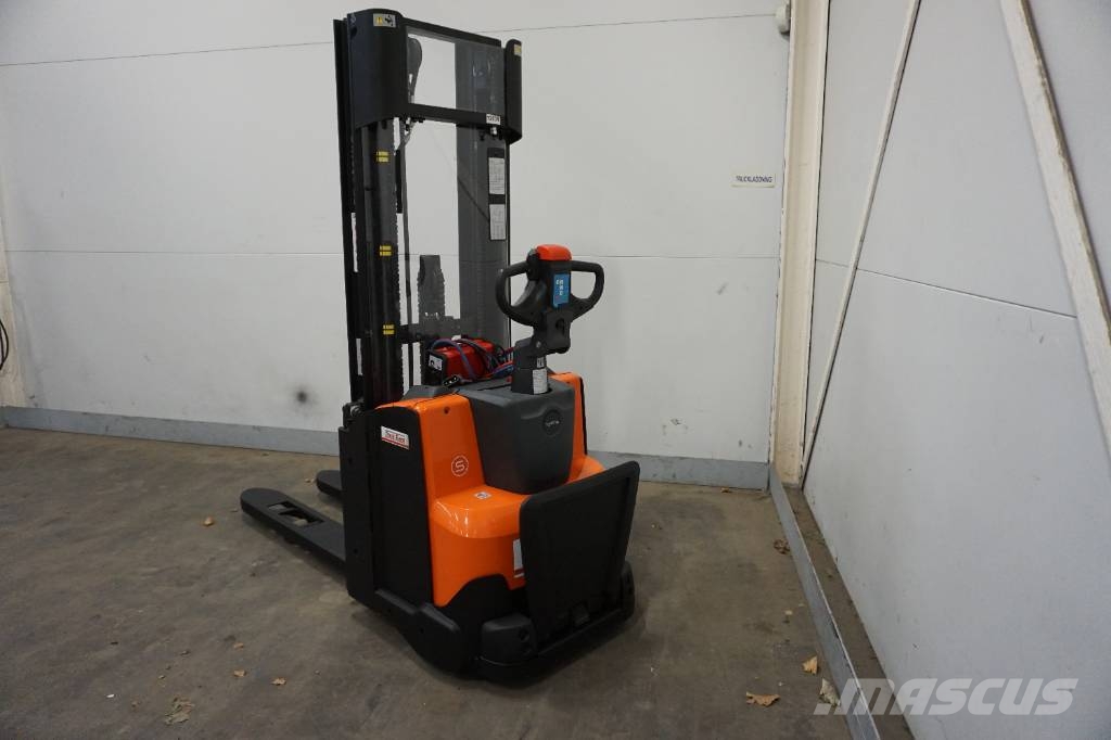 Toyota SWE120L Колички високоповдигачи с теглич