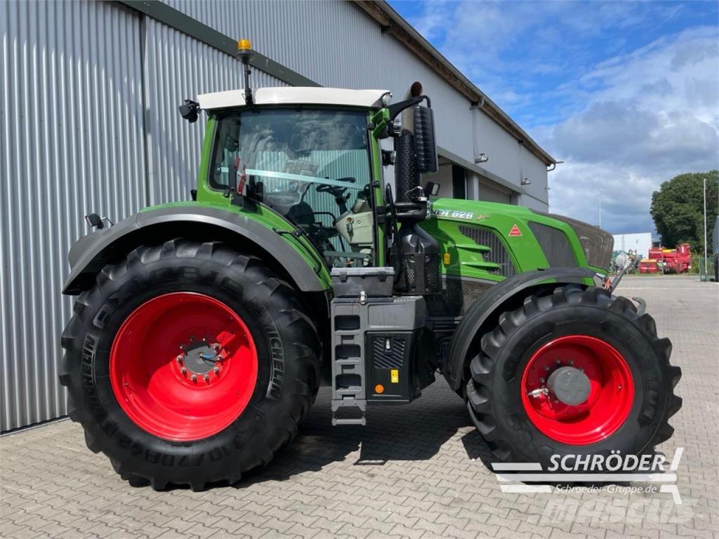 Fendt 828 VARIO S4 PROFI PLUS Трактори