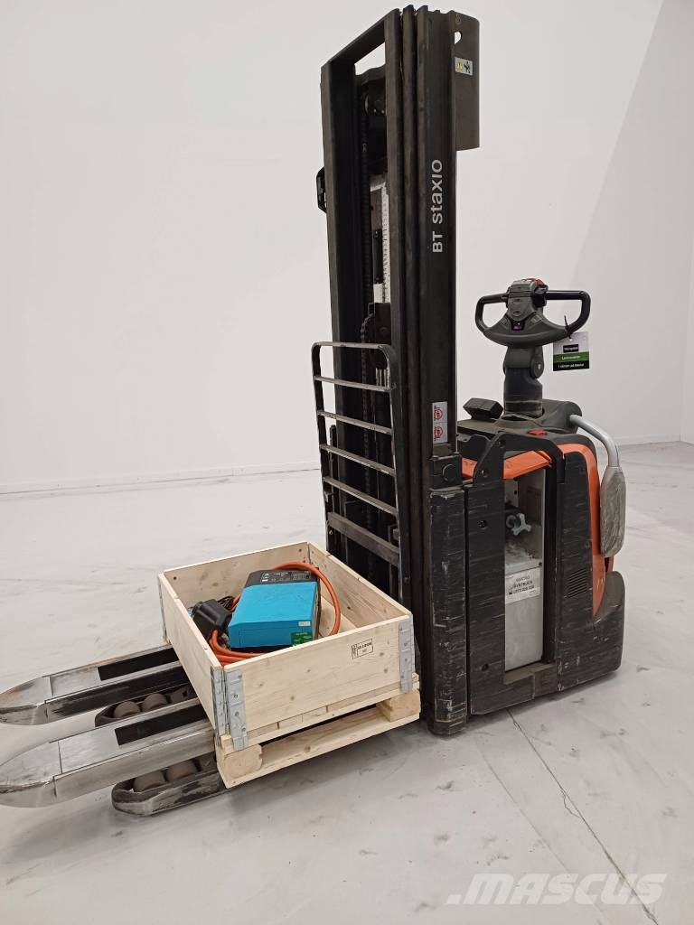 Toyota SPE120L Pedestrian stacker