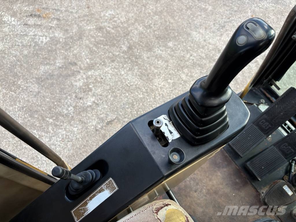 CAT M 312 Bagri na kolesih
