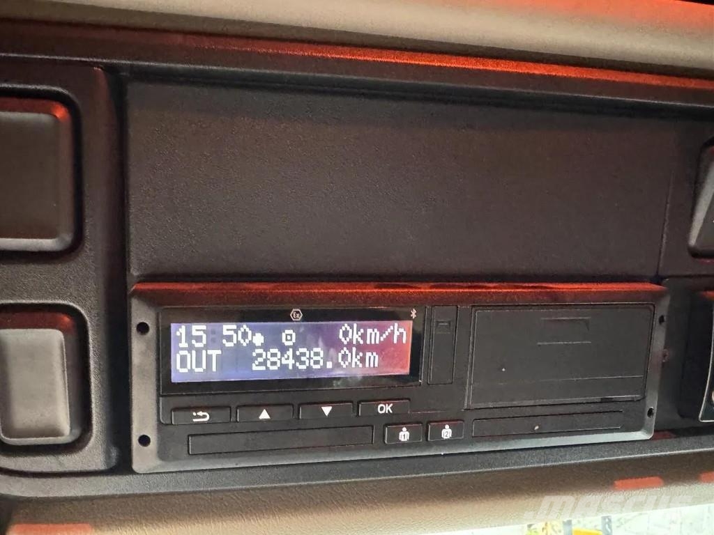 DAF XF 460 4X2 EURO 6 SKIRTS STANDAIRCO Nyergesvontatók