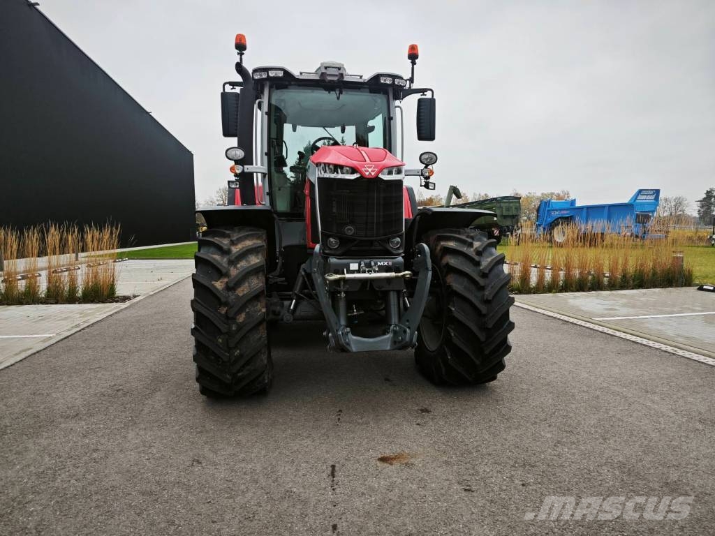 Massey Ferguson 8S.225 Traktori