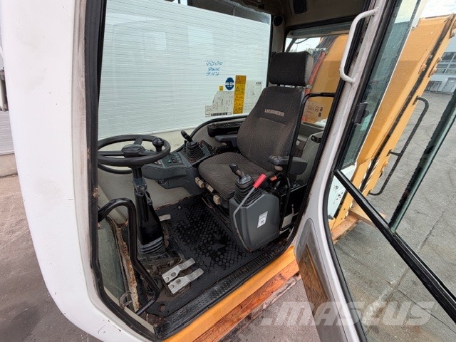 Liebherr A 318 USED CAB+ LIFT Ohjaamo ja sisusta