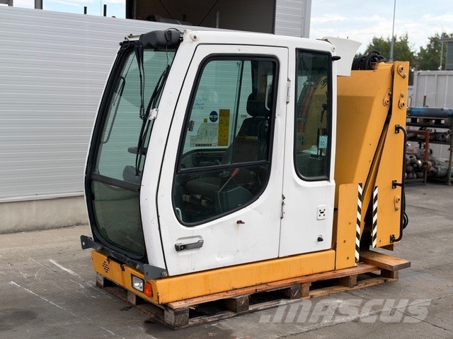Liebherr A 318 USED CAB+ LIFT Ohjaamo ja sisusta