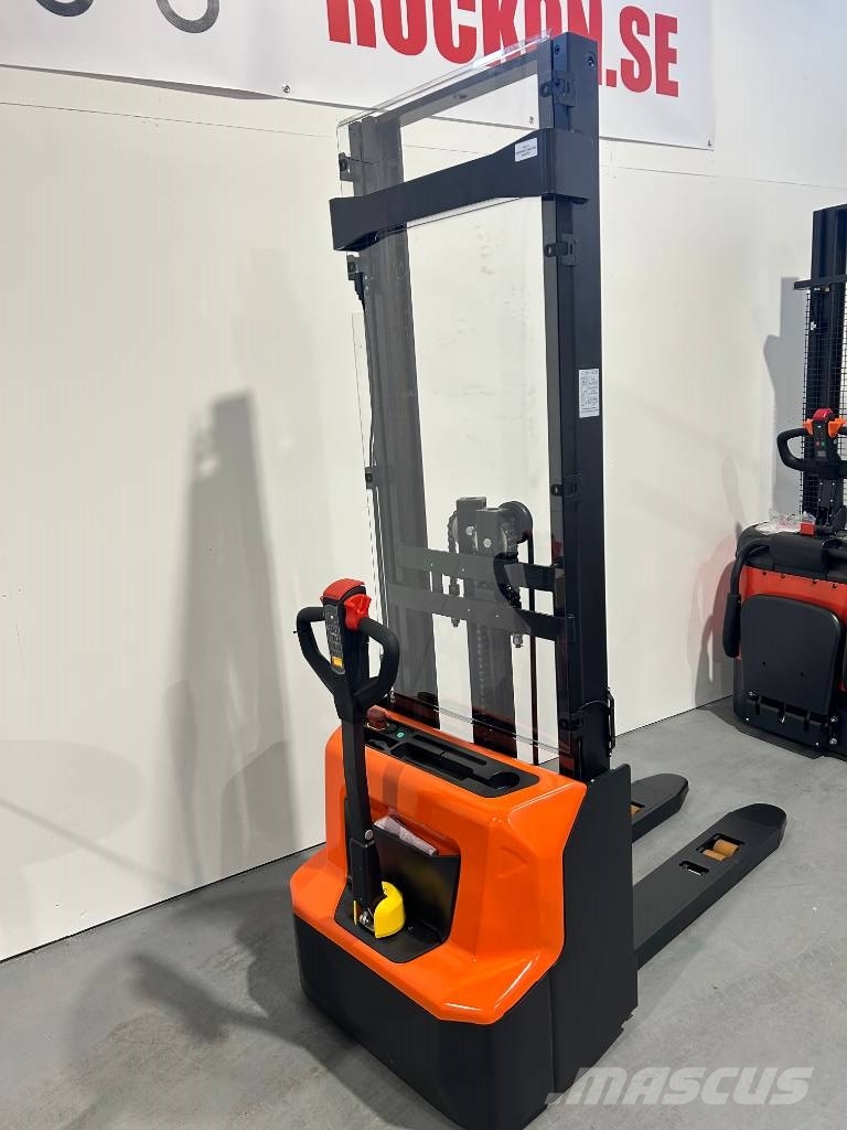 Swedmach SWB130D FFL 3,6m. Ledstaplare stödbenslyft معدات التكديس الجوالة
