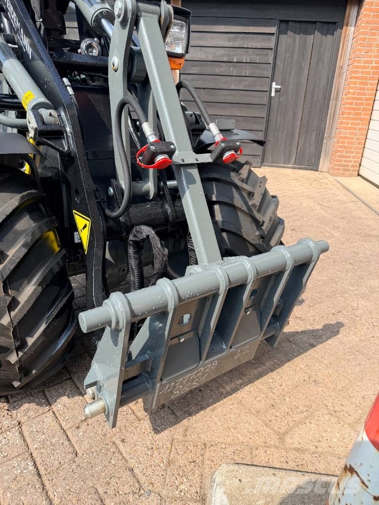 Weidemann 1280 لوادر صغيرة