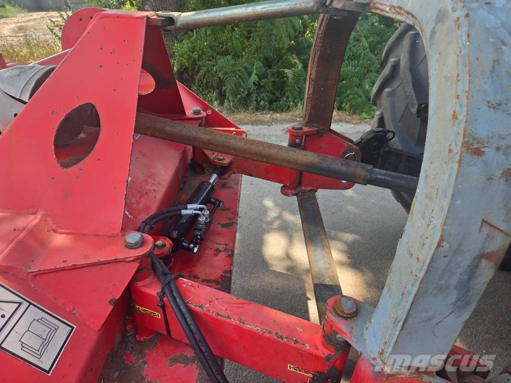 Kuhn WHU 230 جزازات وأغطية المراعي