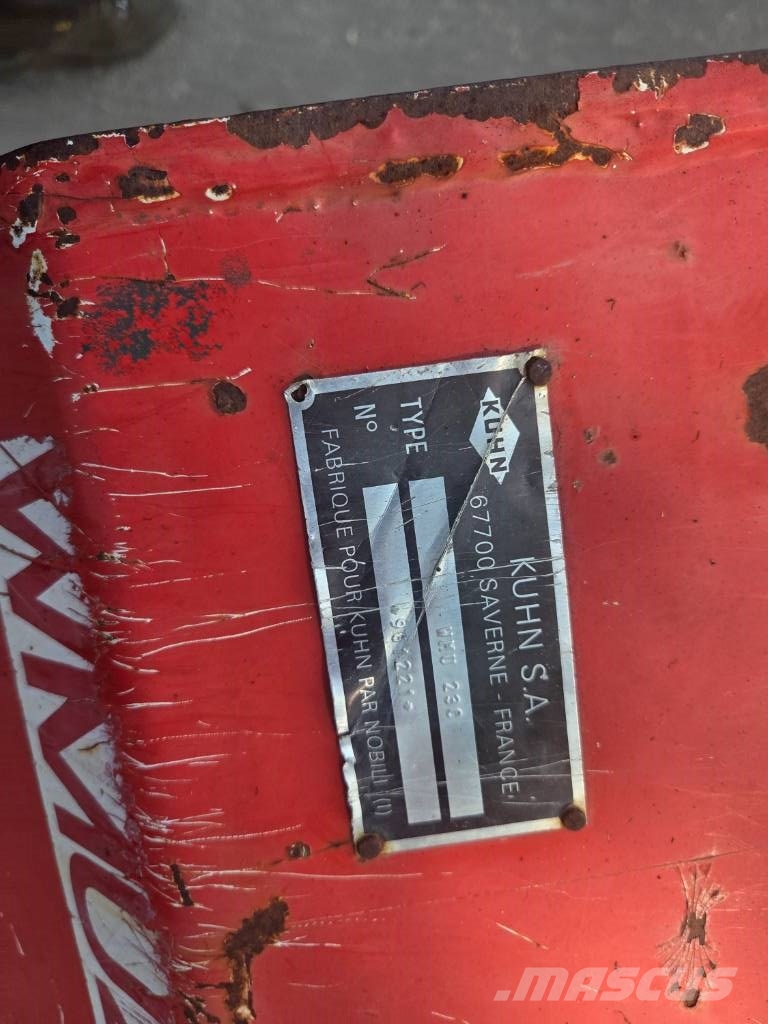 Kuhn WHU 230 جزازات وأغطية المراعي
