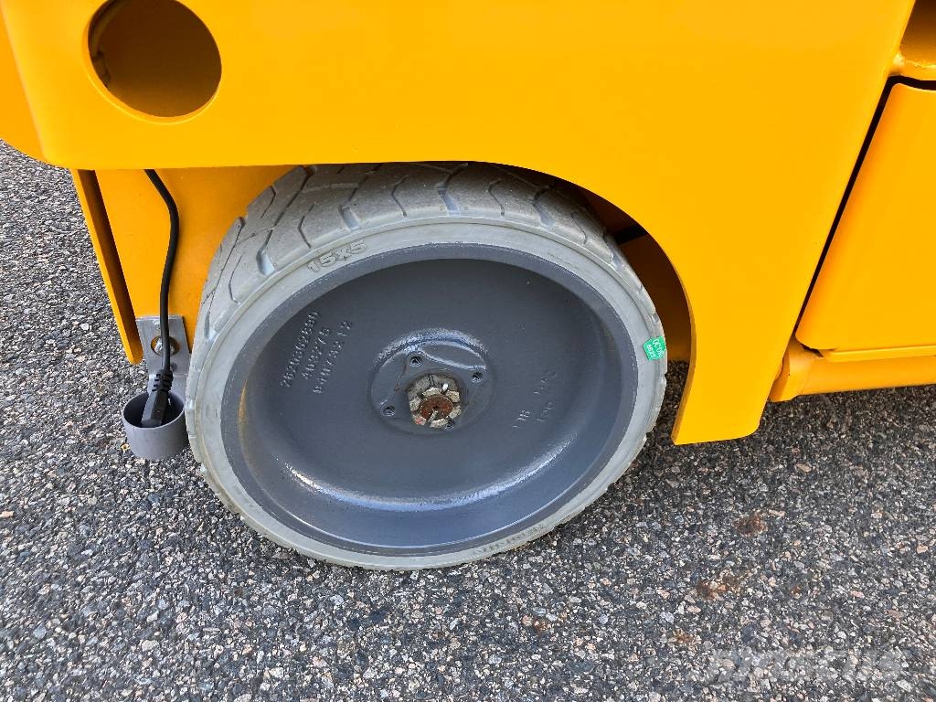 Haulotte COMPACT12 - NEW BATTERIES 2 NEW WHEELS Scheren-Arbeitsbühnen