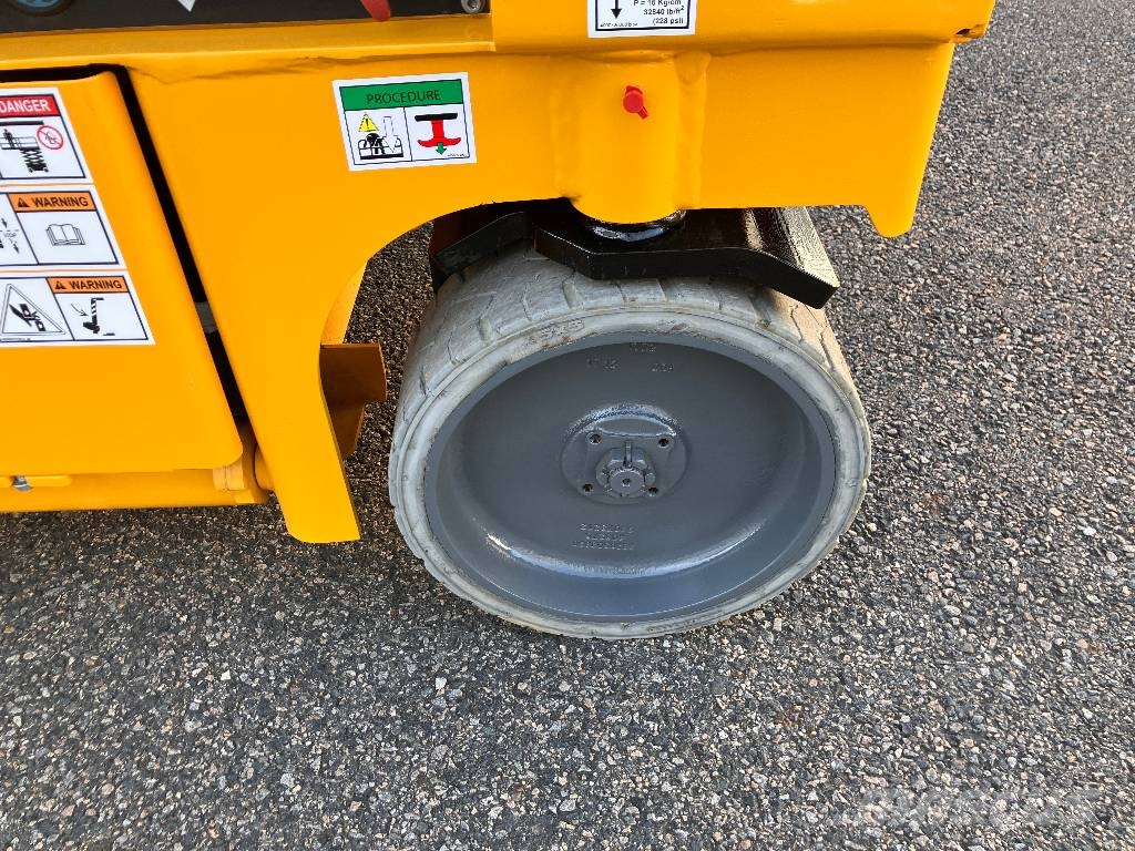 Haulotte COMPACT12 - NEW BATTERIES 2 NEW WHEELS Scheren-Arbeitsbühnen