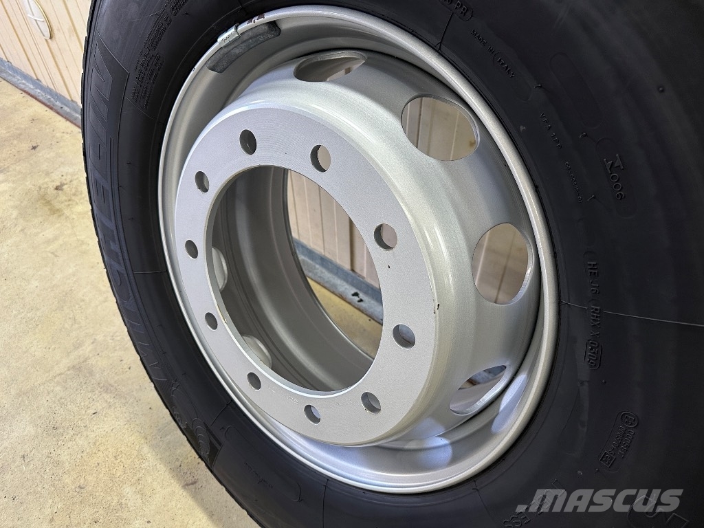 Michelin XFN2+ 315/80 käytetyt eturenkaat uusilla vanteilla Pneumatiky, kolesá a ráfiky