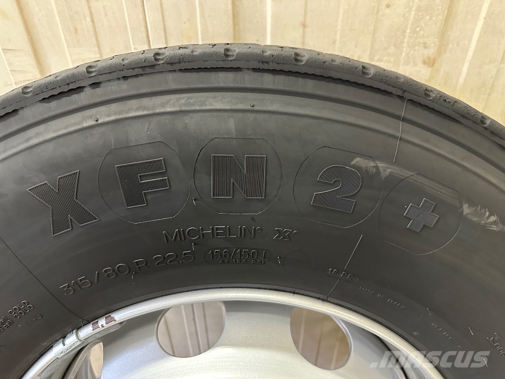 Michelin XFN2+ 315/80 käytetyt eturenkaat uusilla vanteilla Pneumatiky, kolesá a ráfiky