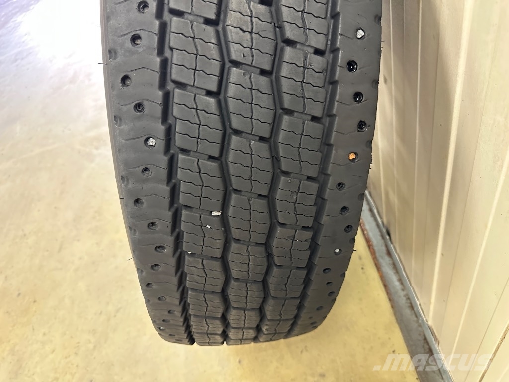 Michelin XFN2+ 315/80 käytetyt eturenkaat uusilla vanteilla Pneumatiky, kolesá a ráfiky