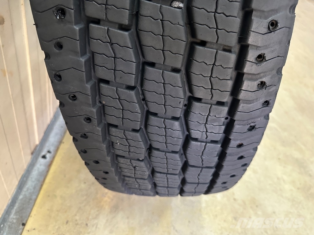 Michelin XFN2+ 315/80 käytetyt eturenkaat uusilla vanteilla Pneumatiky, kolesá a ráfiky
