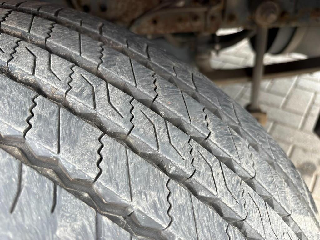 Iveco EUROCARGO 90E18 + EURO 5 + LOW KM + 3 SEATS شاحنات بغطاء جانبي