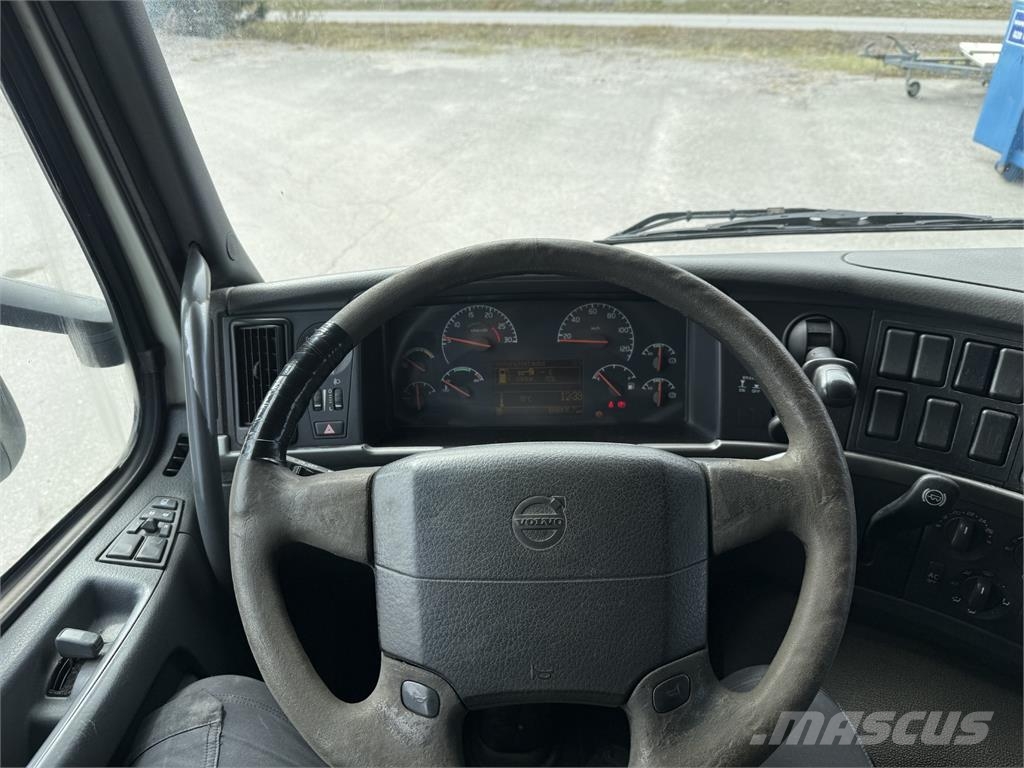 Volvo FM300 6X2 Vlakke laadvloer met kraan