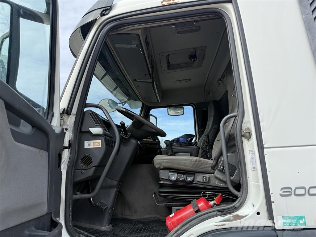 Volvo FM300 6X2 Vlakke laadvloer met kraan